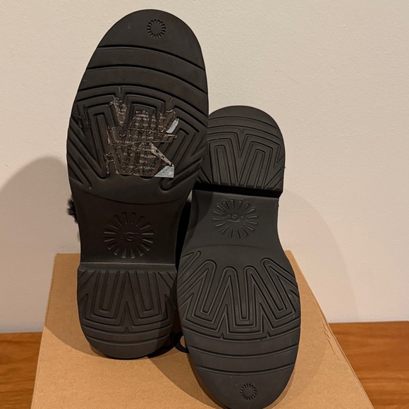 UGG Quincy Black Sherling Lined Boots - Picture 6 of 8